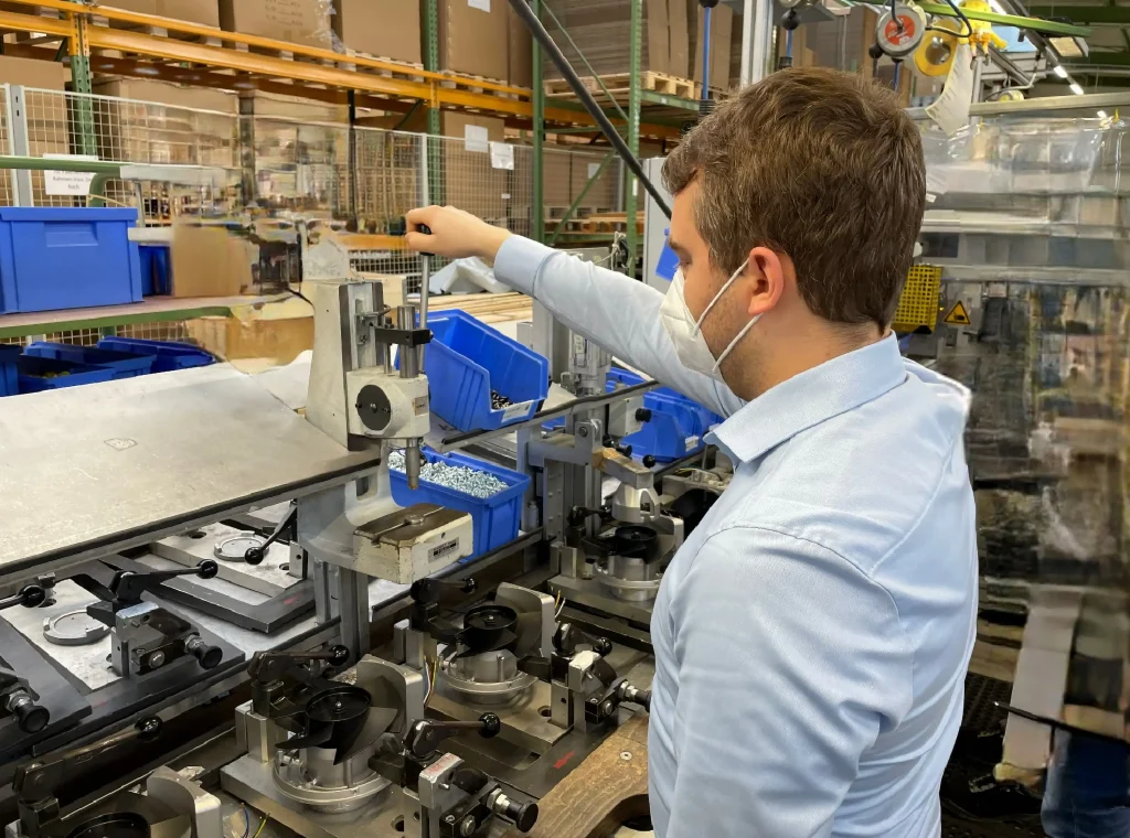 Arbeitsposition der Einpressstation mit Kniehebelpresse